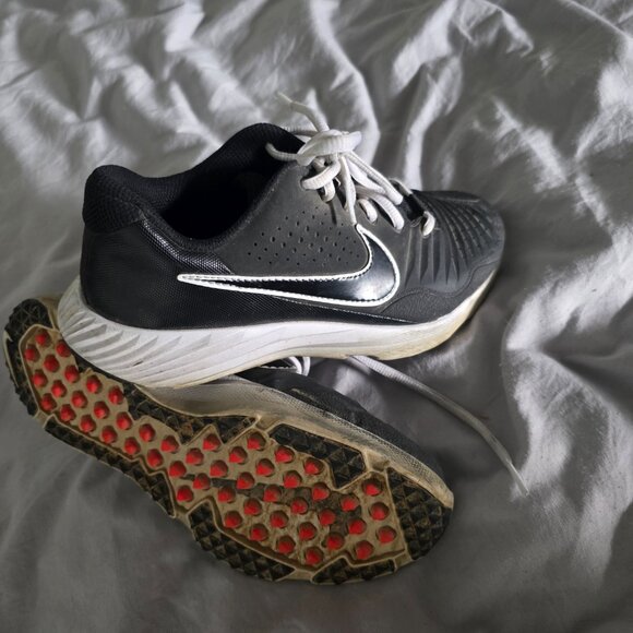 Big Girls softball turf shoes Nike size 4 - Picture 4 of 5